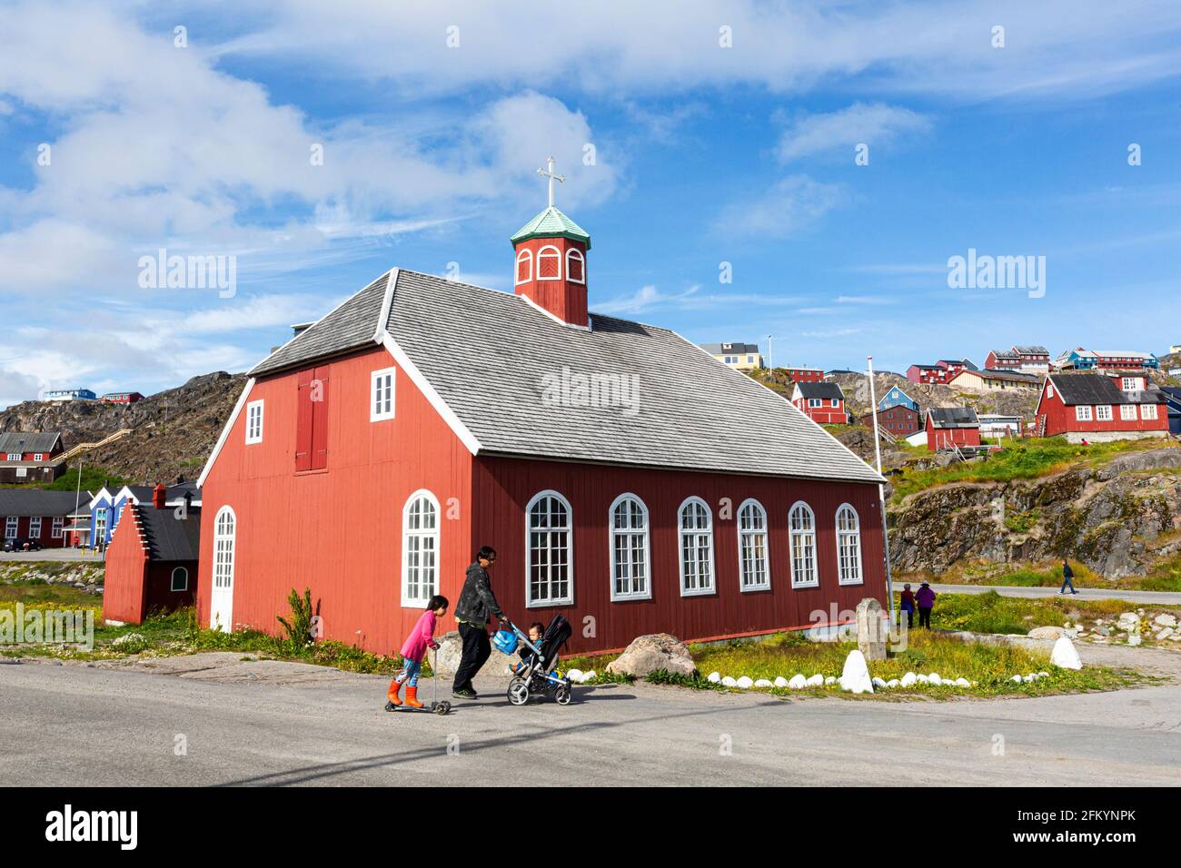 Kirche im kleinen grönländischen Dorf Qaqortoq, ehemals Julianehåb, im Süden Grönlands. Stockfoto