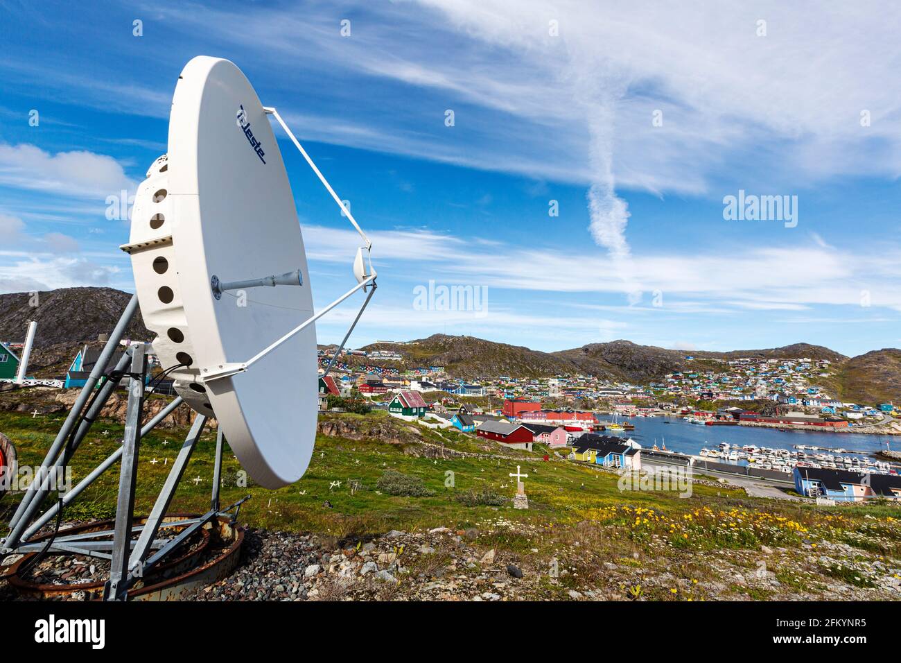 Satellitenschüssel, Qaqortoq, Grönland Stockfoto
