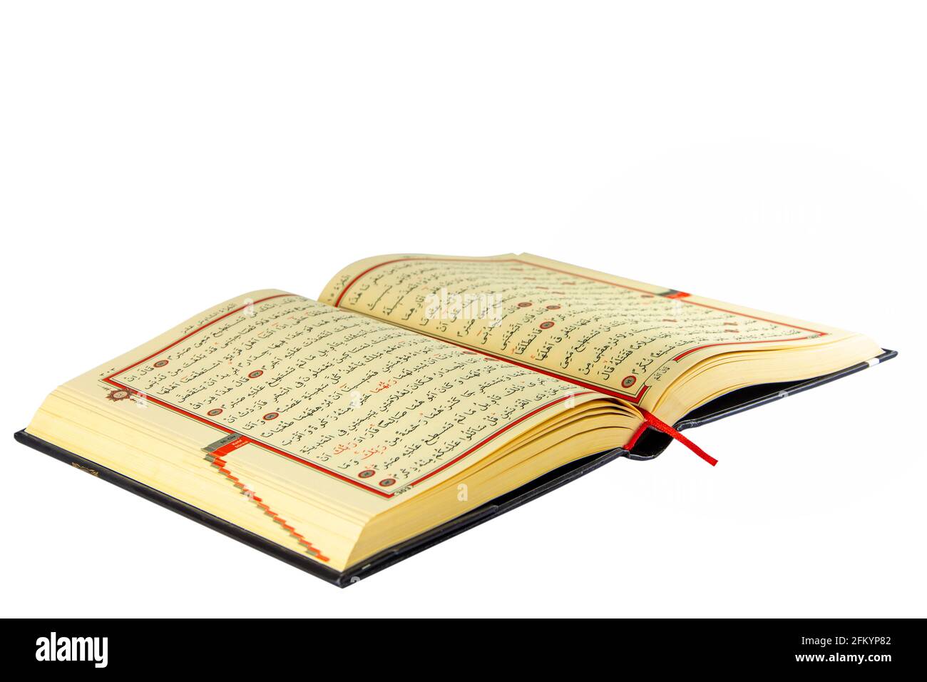 Quran in Kreuzansicht auf weißem, isoliertem Hintergrund Stockfoto