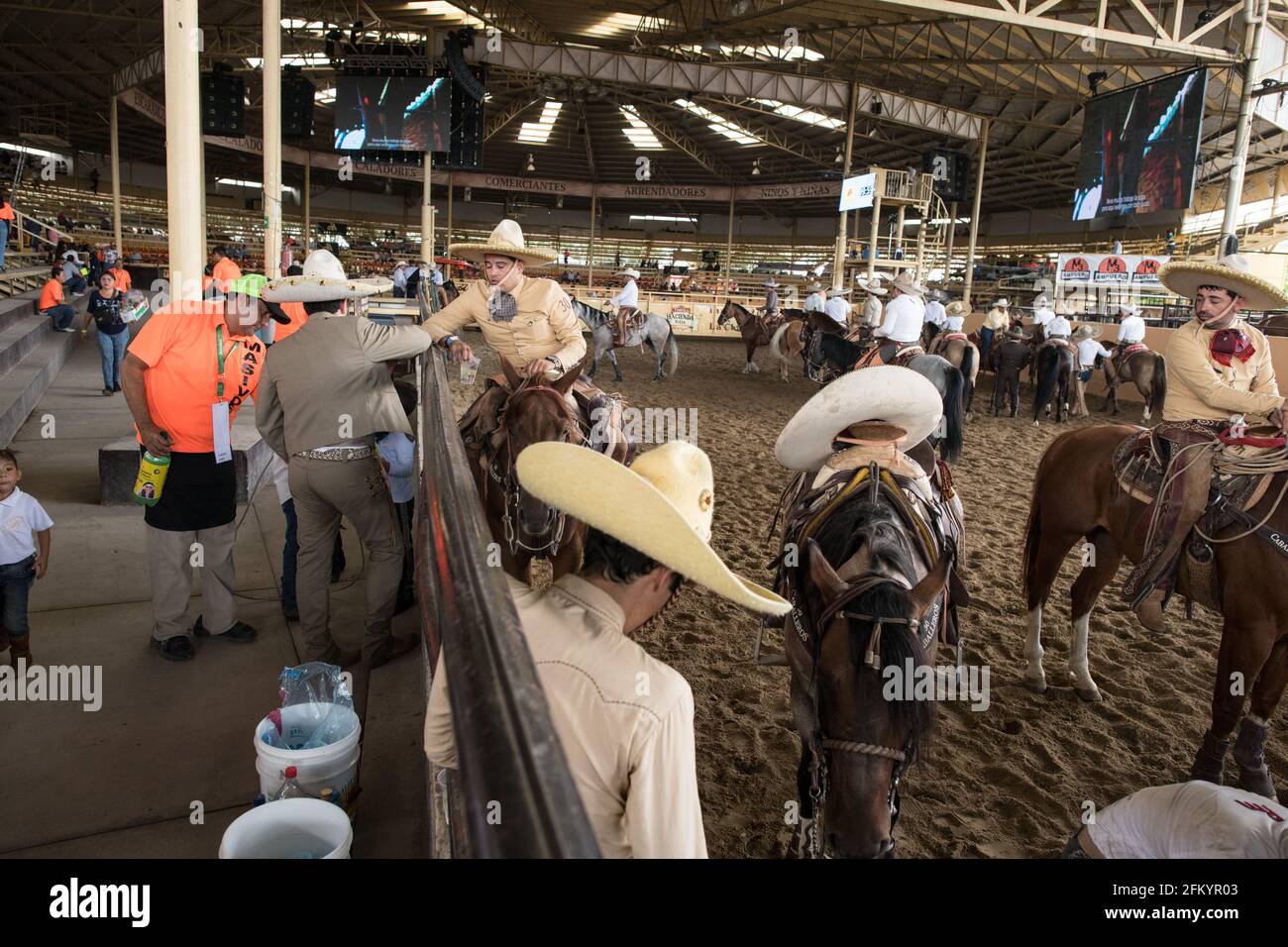 Charros bereitet sich Backstage auf den Charreada-Wettbewerb im campeonato Milllonario lienzo de charro in Tlajomulco de Zuniga, Jalisco, Mexiko vor. Stockfoto