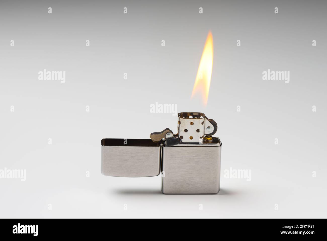 Gebürstetes Chrom-Feuerzeug mit Windschutz. Eines der täglichen  Trageartikel für Männer Stockfotografie - Alamy