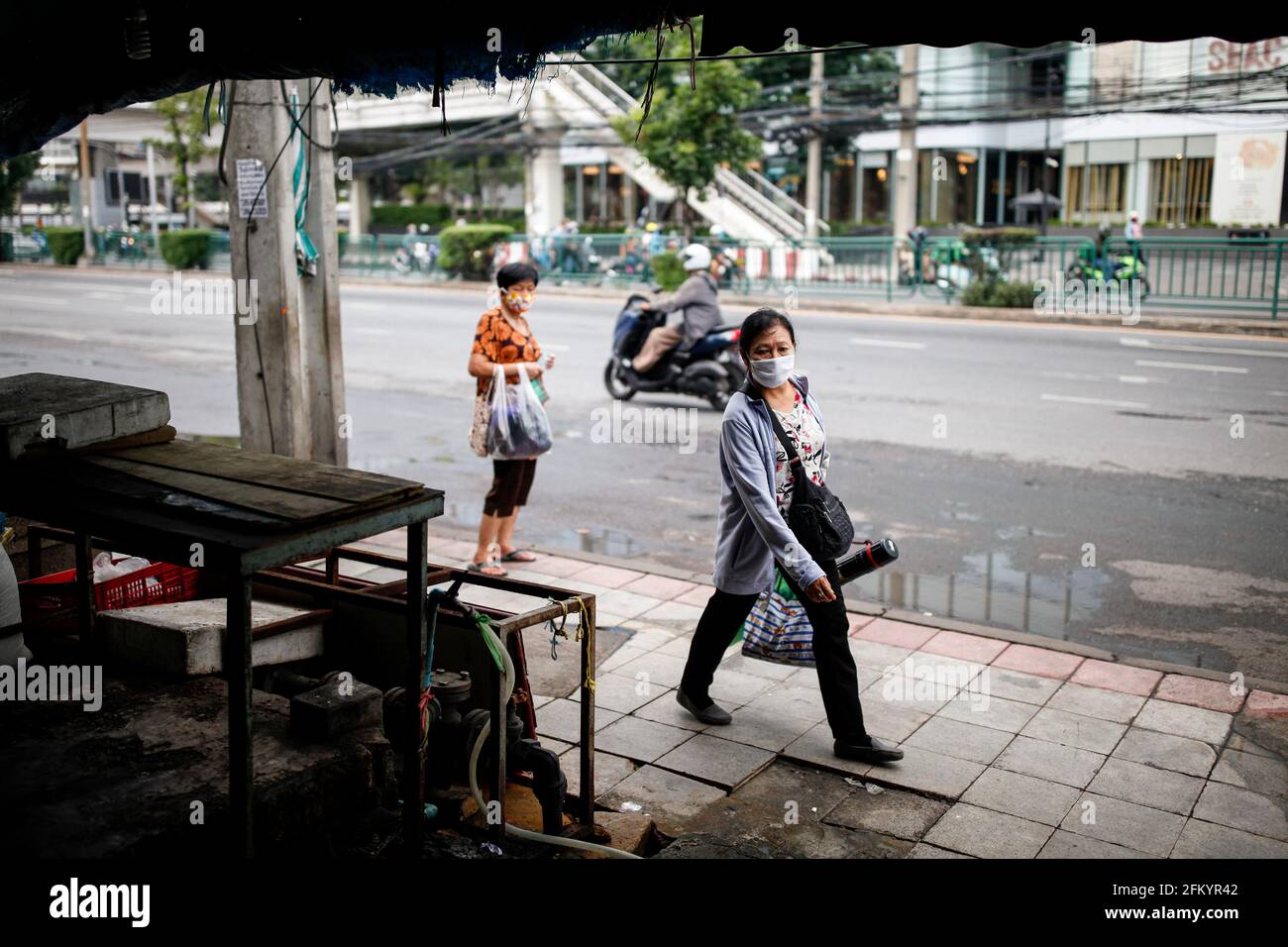 Thailand. Mai 2021. Thailand, 4. Mai 2021Menschen gehen während eines neuen Ausbruchs von covid-19 in einem Cluster (Klong-toey-Gemeinde) vor den sich schließenden Klong-toey-Markt (Foto: Varit Soponpis/Pacific Press) Quelle: Pacific Press Media Production Corp./Alamy Live News Stockfoto