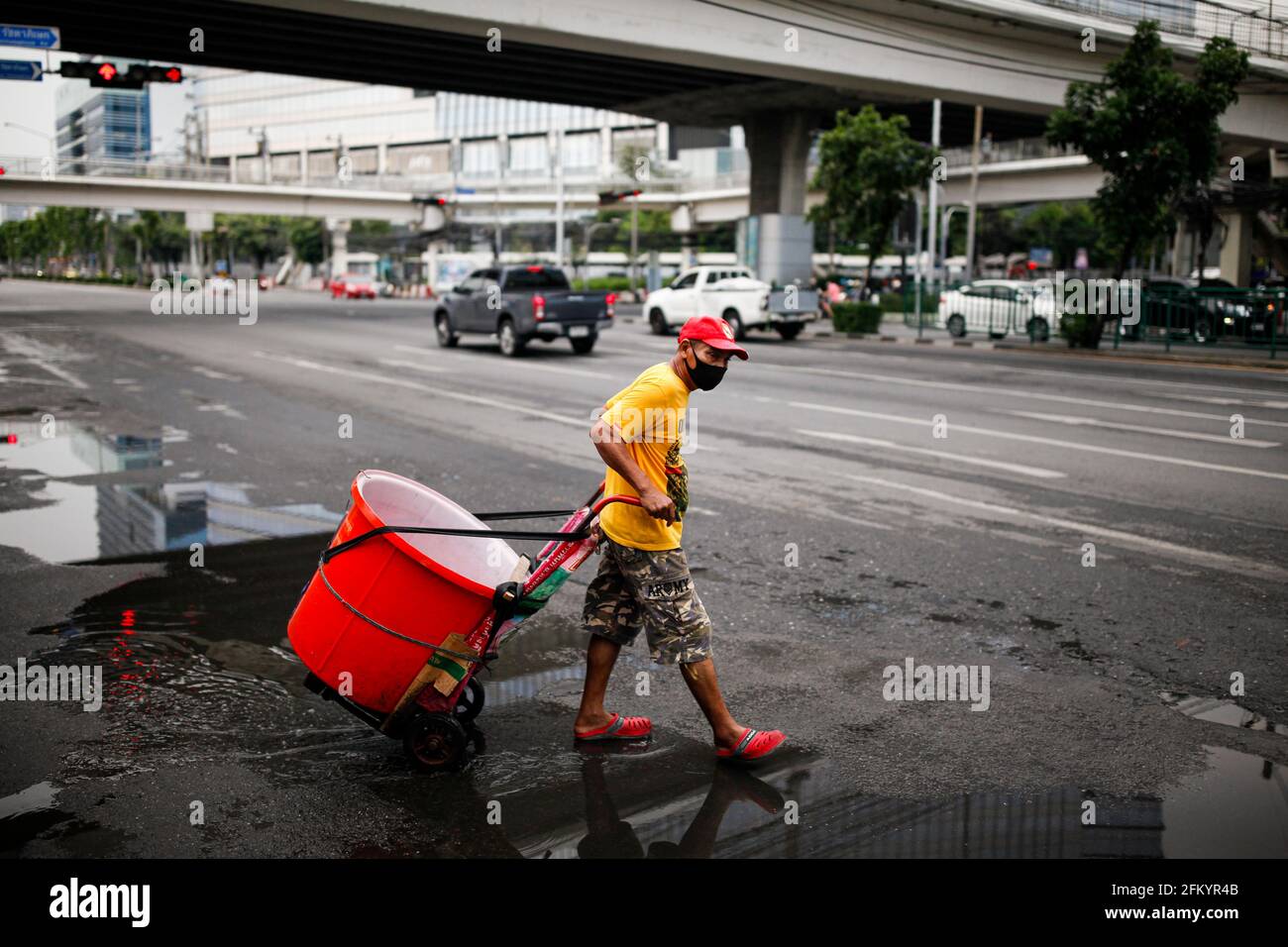 Thailand. Mai 2021. Thailand, 4. Mai 2021Ein Mann zieht ein leeres Becken vor den sich schließenden Klong-toey Markt während eines neuen Ausbruchs von covid-19 in einem Cluster (Klong-toey Gemeinschaft) (Foto von varit Soponpis/Pacific Press) Quelle: Pacific Press Media Production Corp./Alamy Live News Stockfoto