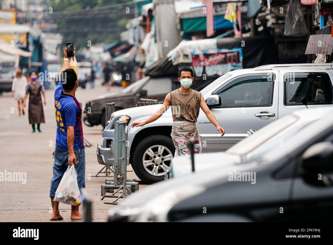 Thailand , 4. Mai 2021 EIN Mann macht ein Selfie aus einem Schlussmarkt inmitten eines Covid19-Ausbruchs (Foto: Varit Soponpis/Pacific Press) Stockfoto