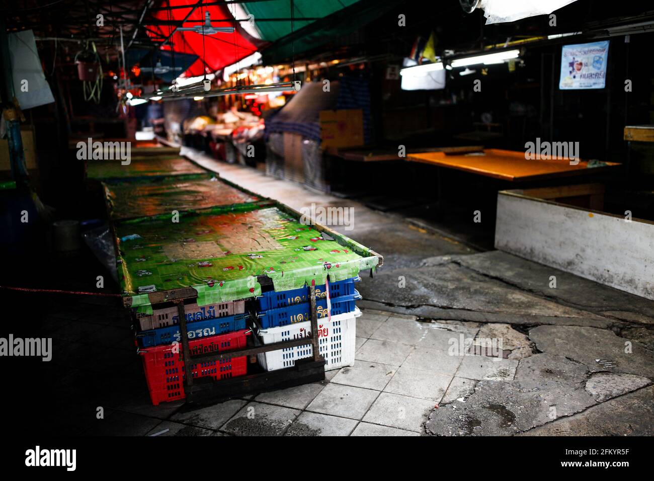 Thailand. Mai 2021. Thailand, 4. Mai 2021Ein leerer Stand zeigt einen sich schließenden Klong-toey-Markt während eines neuen Ausbruchs von covid-19 in einem Cluster (Klong-toey-Gemeinde) (Foto von varit Soponpis/Pacific Press) Quelle: Pacific Press Media Production Corp./Alamy Live News Stockfoto