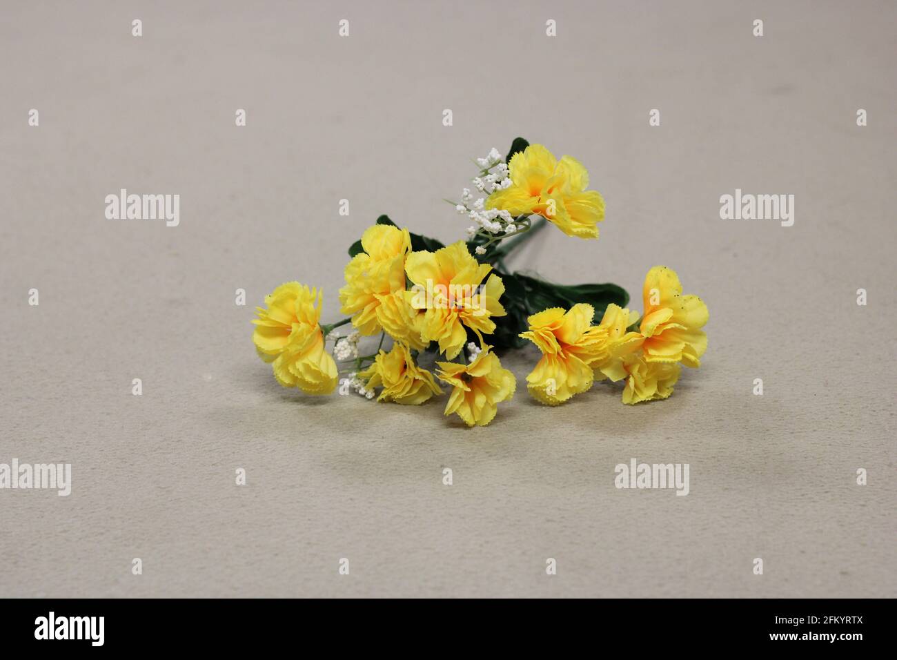 Strauß gelber Blumen auf braunem Hintergrund Stockfoto