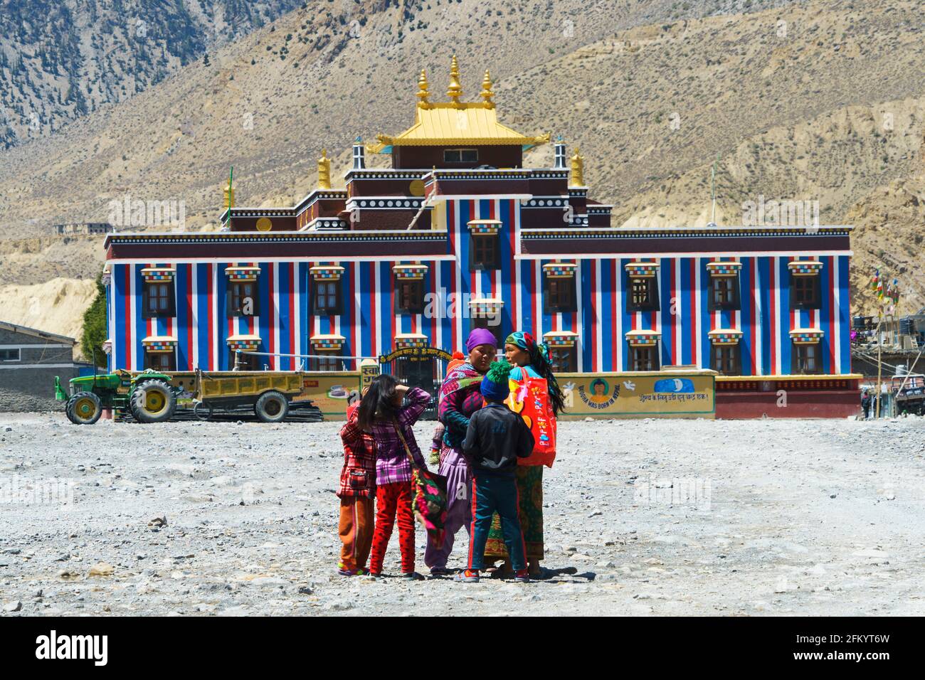 Frauen und Kinder von Loba vor einem farbenfrohen buddhistischen Tempel in Jomsom, Region Mustang, Nepal. Stockfoto