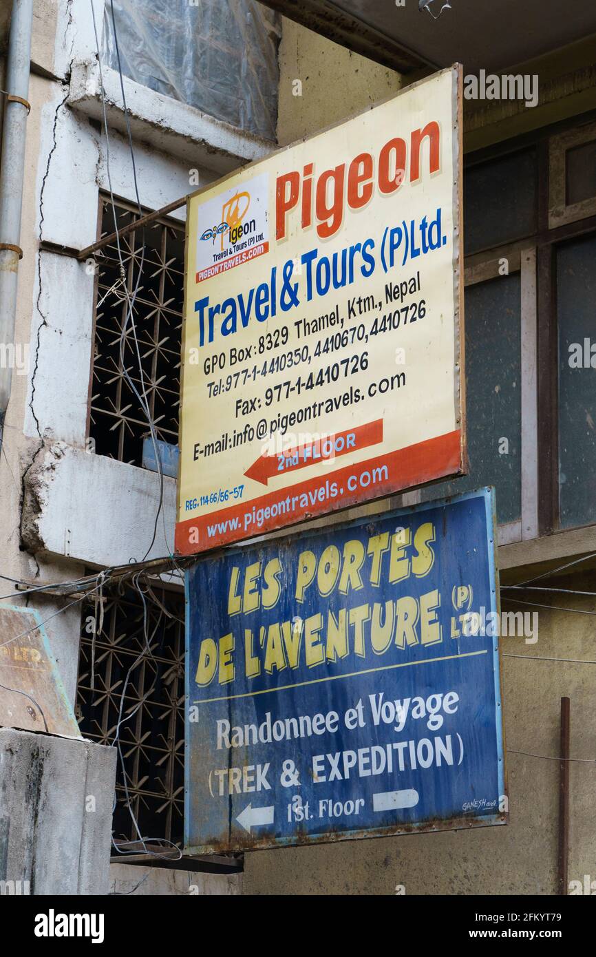 Schilder für Reise- und Trekkingagenturen in Thamel, Kathmandu, Nepal. Stockfoto