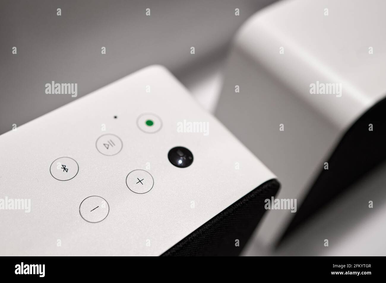 Hi-Tech-Tasten am modernen weißen Stereo-Lautsprecher, Digitallautsprecher Stockfoto