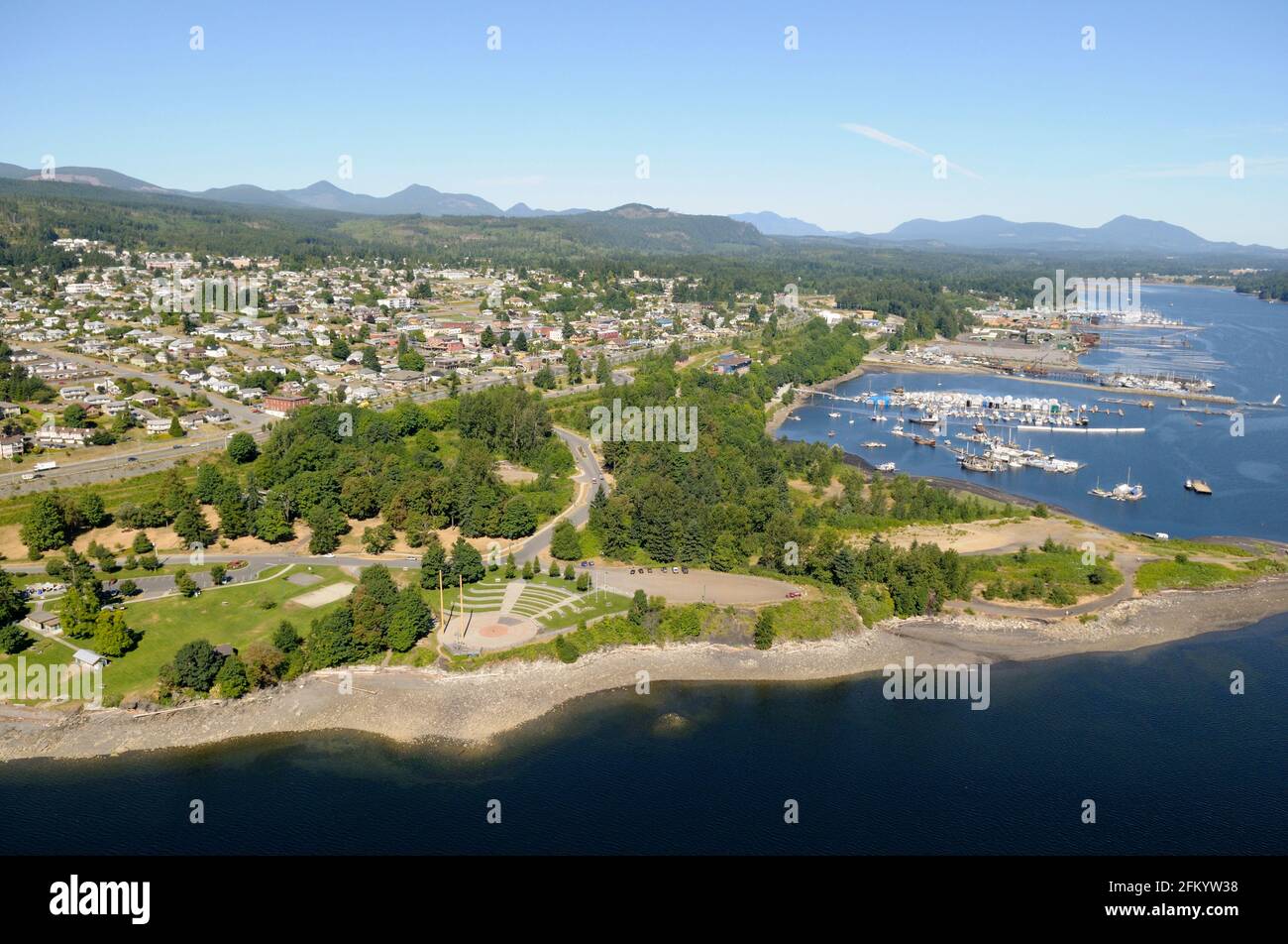 Luftaufnahme des Transfer Beach Park, der Stadt Ladysmith und Ladysmith Harbour, Vancouver Island Luftaufnahme, British Columbia, Kanada. Stockfoto