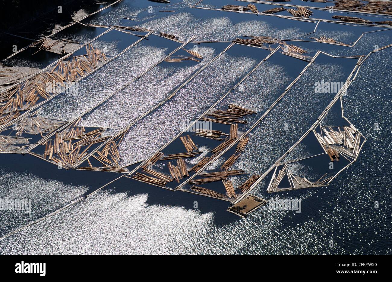 Blockbooms im Ladysmith Harbour, Vancouver Island Luftaufnahmen, British Columbia, Kanada. Stockfoto