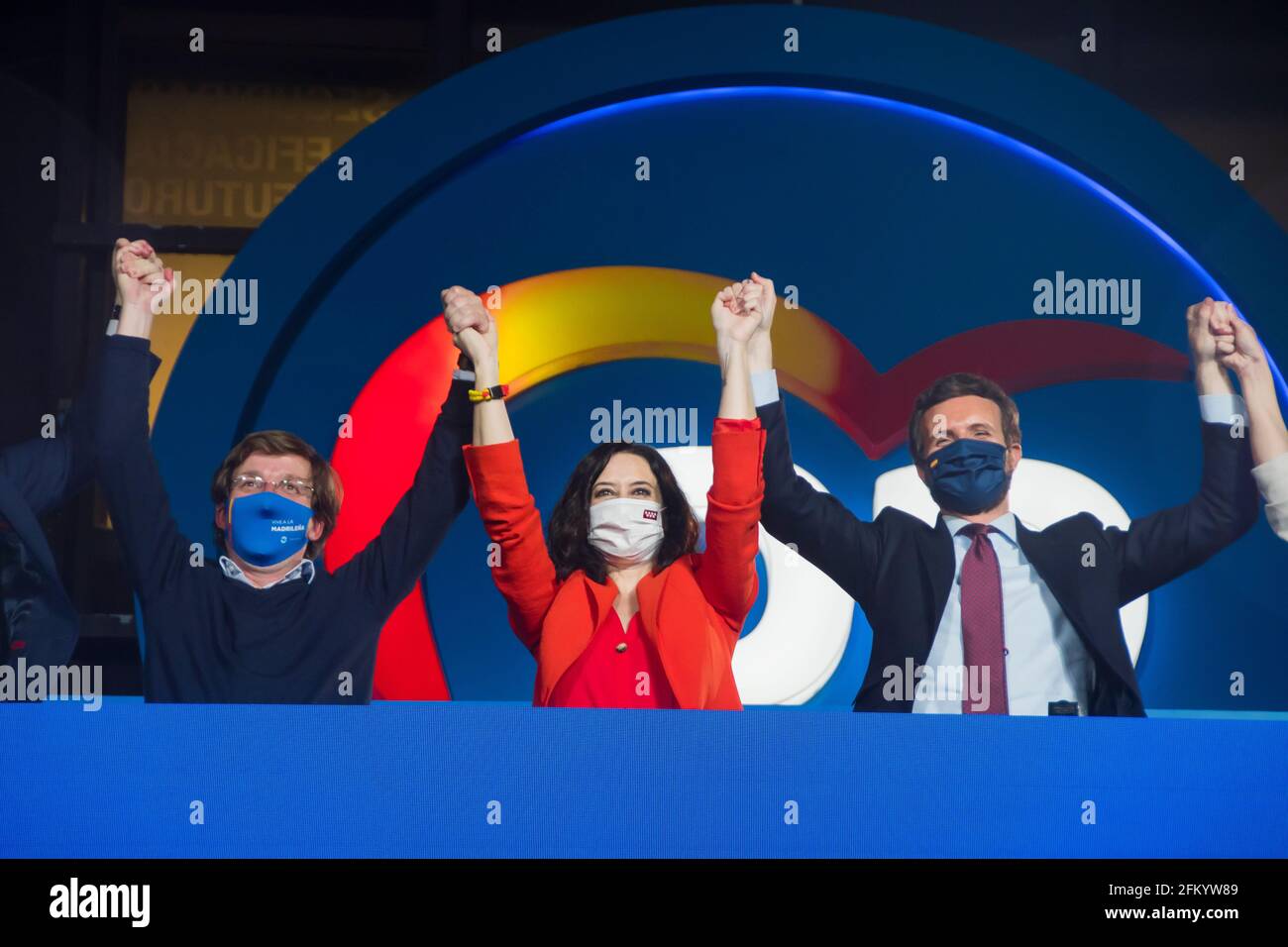 Isabel Díaz Ayuso, eine absolute Fremde ohne große Reise vor zwei Jahren, wird als ein wahres politisches Phänomen konsolidiert. Die Madrider Präsidentin und Kandidatin der PP ist die große Siegerin der Wahlen in Madrid, wo sie bis zu mehr Sitze als die drei linken Parteien zusammen gekehrt hat, was ihr ermöglicht, bequem und ohne Vox für jedes Gesetz zu regieren. Der Block rechts ist deutlich verstärkt und nimmt 78 Sitze ein (65 von der PP und 13 von Vox), verglichen mit 58 von links (24 von Más Madrid, 24 von PSOE und 10 von Podemos). Nur zwei ja Stockfoto