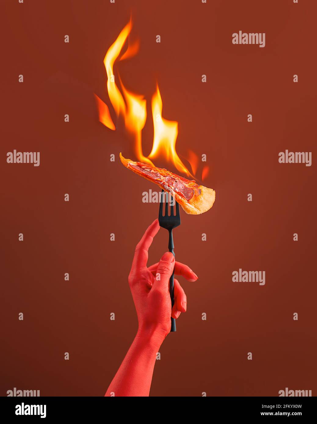 Feuer auf brennende Pizza, Essen Pizza mit einer Gabel, Teufels rote Hand, Hölle Konzept, kreative Food-Fotografie Stockfoto