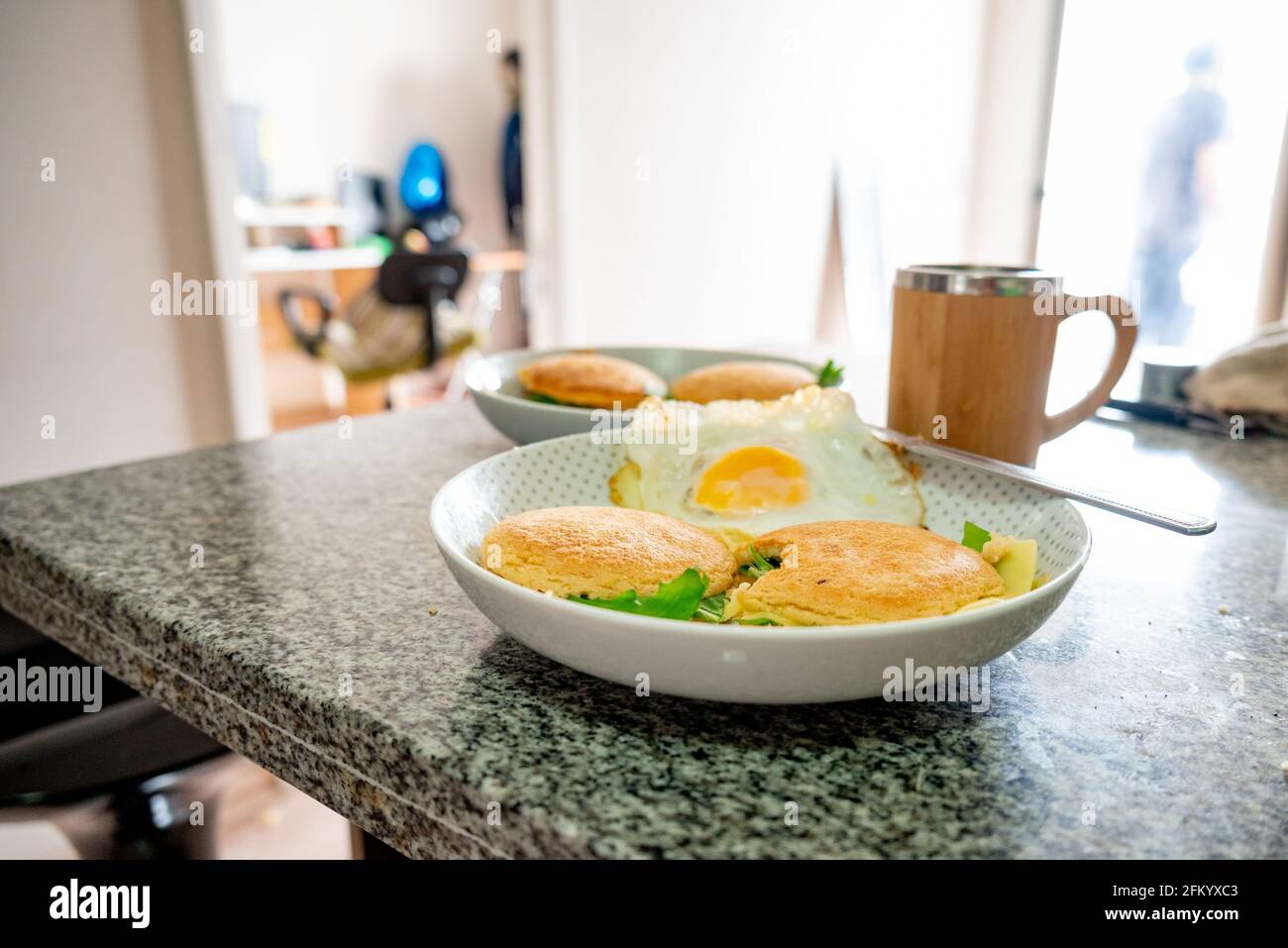Traditionelle venezolanische Küche mit Arapas, Eiern und Kaffee zum Frühstück Stockfoto
