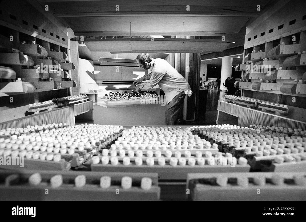 Wayne Larson Modellbauer February 2000 reinigt sein 1:20-Tonleiter-Modell der Royel-Festhalle. Jetzt im Foyer zu sehen Stockfoto