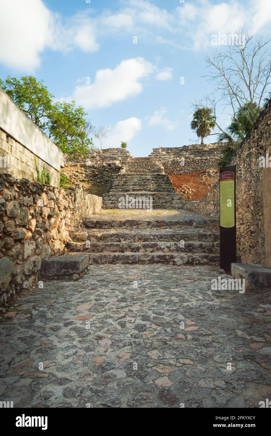Eintritt zu den Kinich Kak Moo Ruinen in Izamal, Yucatan, Mexiko. Stockfoto