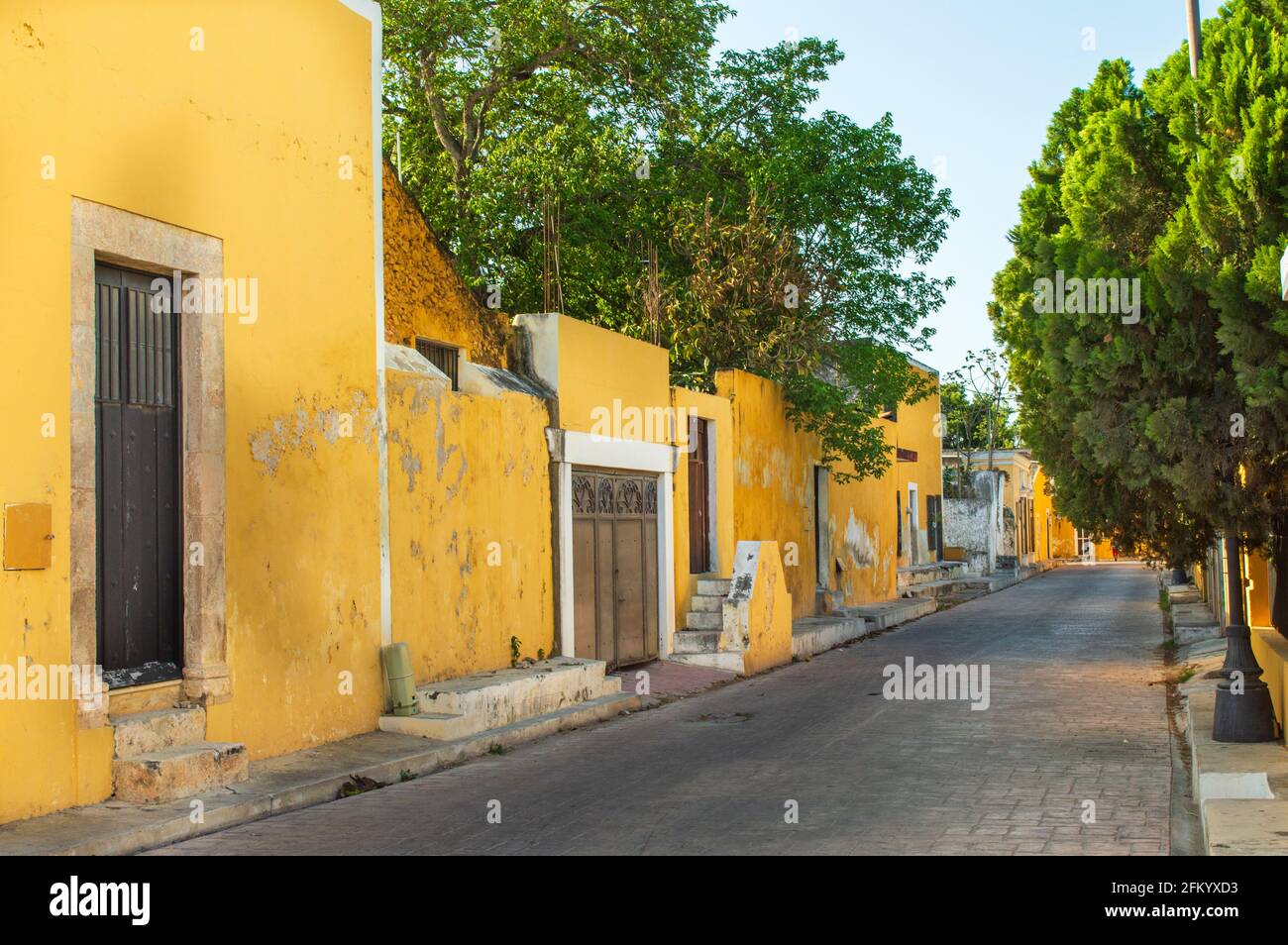 Gelbe Häuser in einer Straße von Izamal, Yucatan, Mexiko. Stockfoto