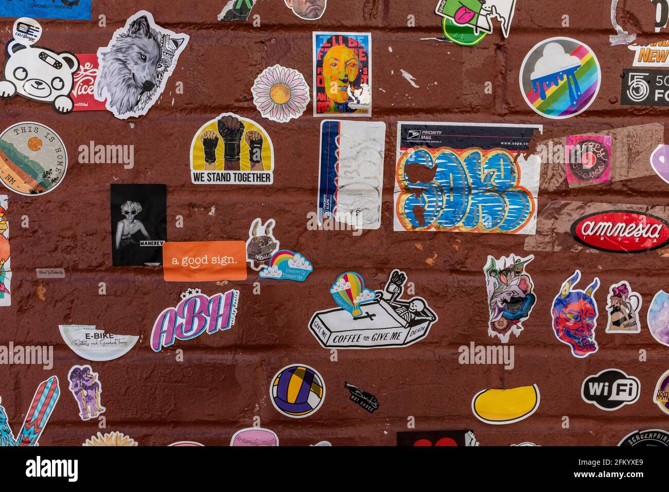 #ABQstickerwall (Wand von Aufklebern in der Innenstadt von Albuquerque, N.M. Gasse) Stockfoto