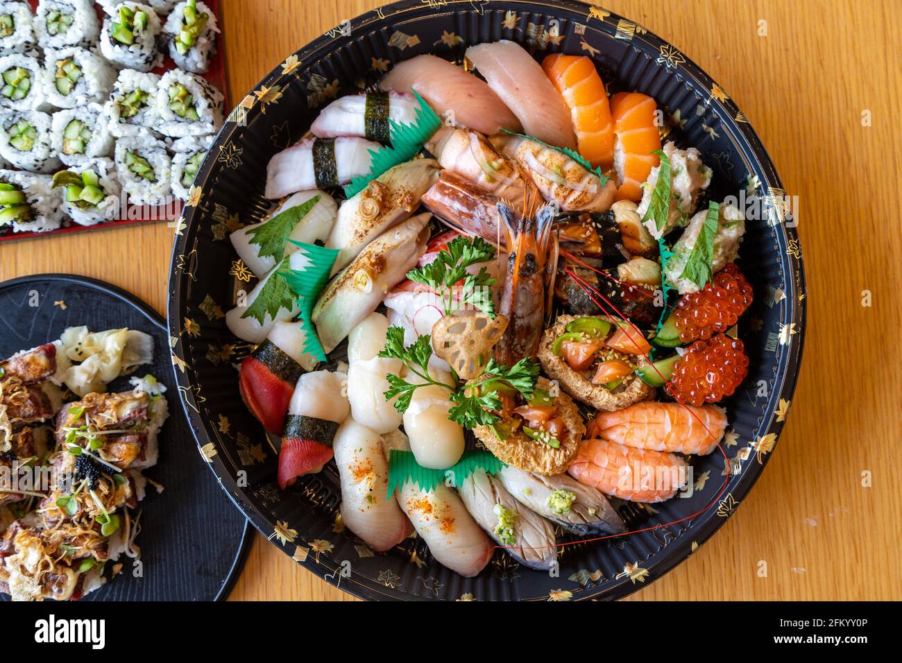 Verschiedene japanische Sushi-Gerichte mit Thunfisch, Lachs, Garnelen, Jakobsmuscheln, Calamari, Fischrogen. Stockfoto