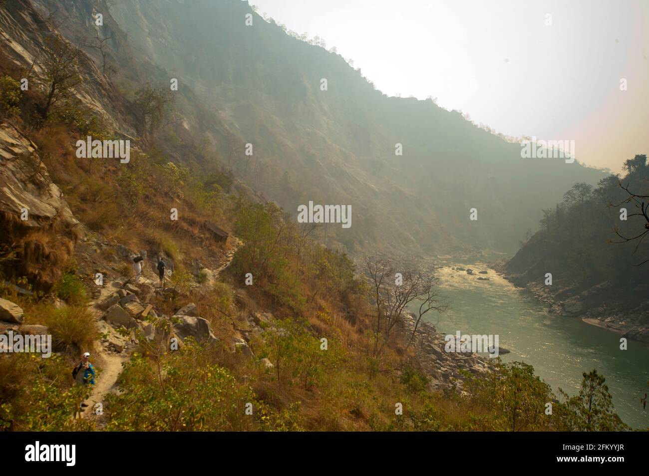 Trekking entlang des Sarda Flusses auf dem Weg nach Chuka Village, Uttarakhand, Indien Stockfoto