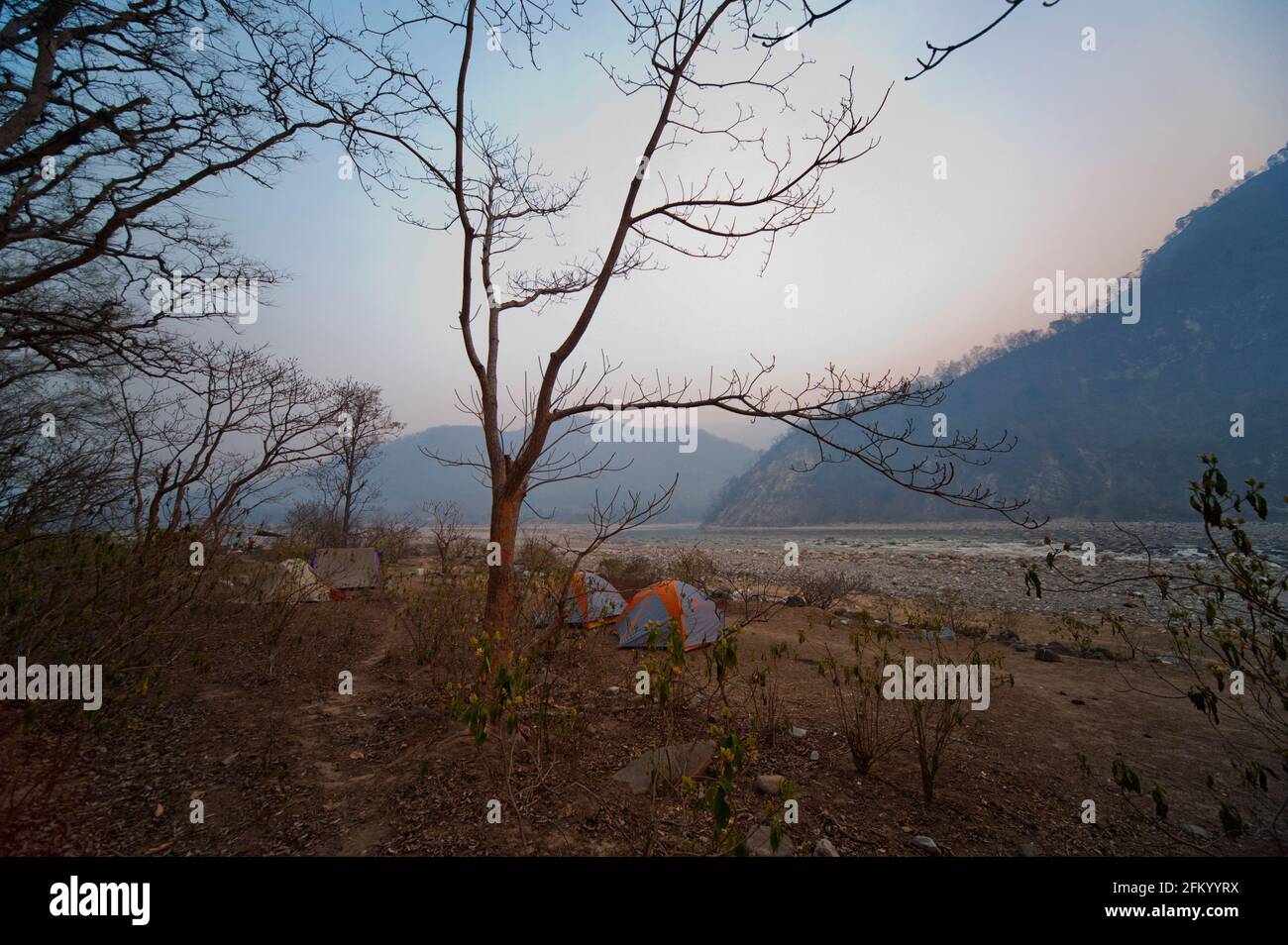 Campingplatz in der Nähe des Dorfes Chuka am Zusammenfluss der Flüsse Sarda und Ladhya, berühmt durch Jim Corbett im Buch Maneaters of Kumaon, Indien Stockfoto