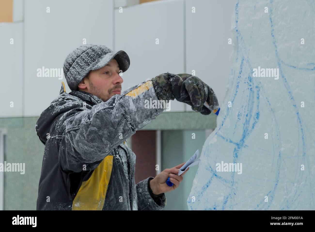 Zieht der Künstler die Konturen der künftigen ice Abbildung auf dem Eis Stockfoto