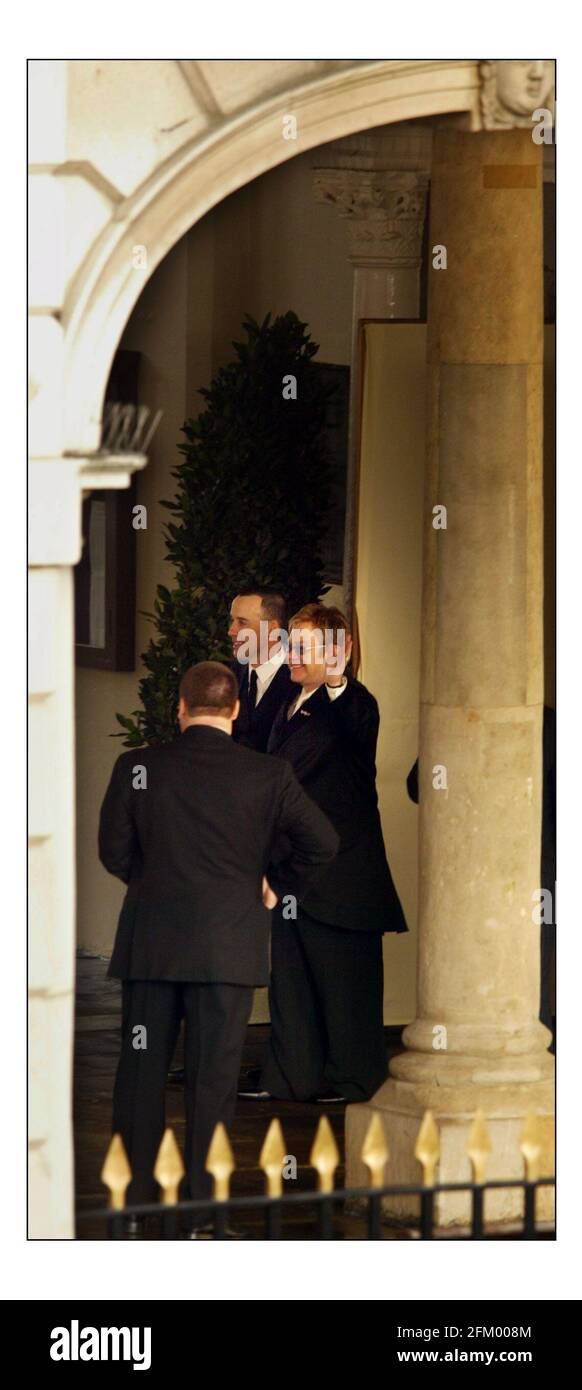 Sir Elton John und David Furnish verlassen als Ehepaar nach ihrer standesamtlichen Partnerschaftszeremonie im Guildhall, Windsor.pic David Sandison 21/12/2005 Stockfoto