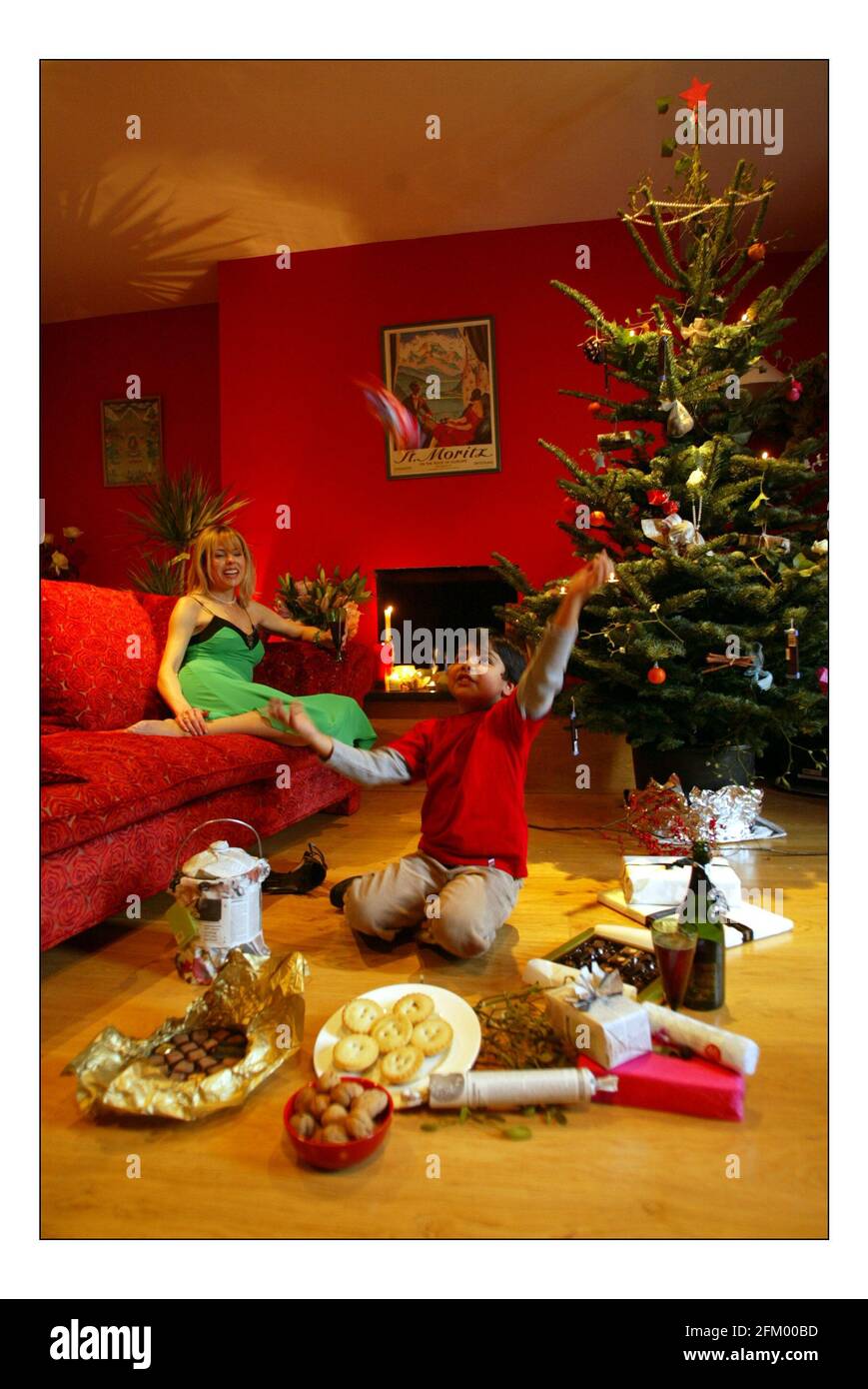 Julia Stephenson mit einem grünen Weihnachten.pic David Sandison 8/12/2005 Stockfoto