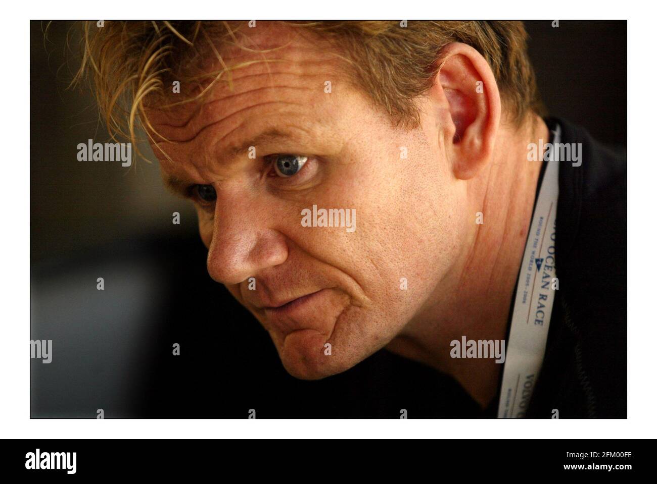 Gordon Ramsay kam als Lebensmittelberater für das niederländische Team zum Team von ABN AMRO beim Volvo Ocean Race. Er wird versuchen, den Geschmack und den nutricianal Inhalt der getrockneten Lebensmittel an Bord zu verbessern. Gordon konnte das Teamrennen beim ersten in-Port-Rennen des Weltrennens in Sanxenxo an der spanischen Nordküste beobachten.Bild David Sandison 4+5/11/2005 Stockfoto