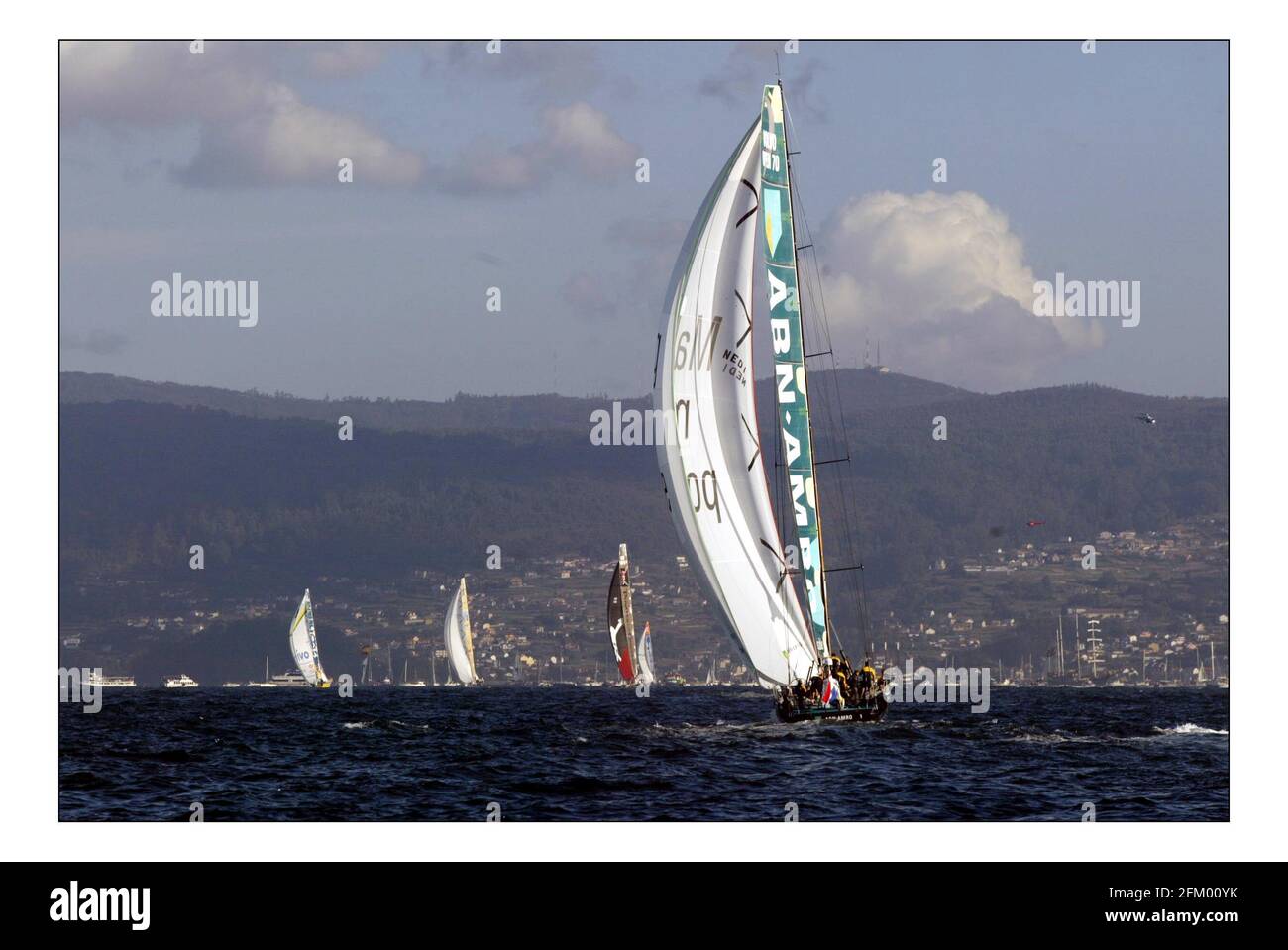 Gordon Ramsay kam als Lebensmittelberater für das niederländische Team zum Team von ABN AMRO beim Volvo Ocean Race. Er wird versuchen, den Geschmack und den nutricianal Inhalt der getrockneten Lebensmittel an Bord zu verbessern. Gordon konnte das Teamrennen beim ersten in-Port-Rennen des Weltrennens in Sanxenxo an der spanischen Nordküste beobachten.Bild David Sandison 4+5/11/2005 Stockfoto