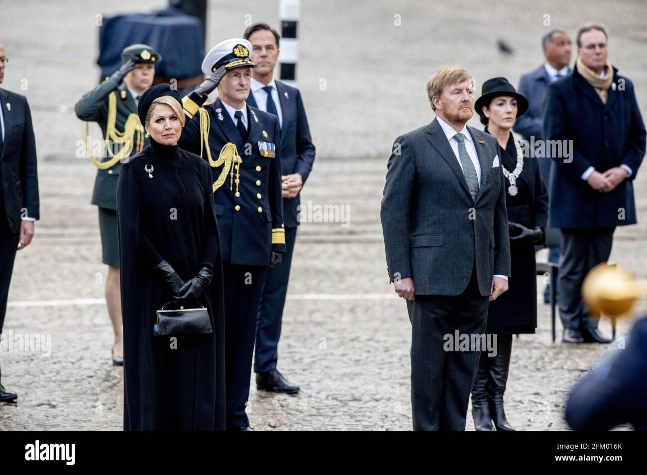 Amsterdam, Niederlande. Mai 2021. König Willem-Alexander und Königin Maxima der Niederlande während der Gedenkfeier zum Nationalen Zweiten Weltkrieg und der Kranzniederlegung am Nationaldenkmal auf dem Dam-Platz in Amsterdam, Niederlande, am 4. Mai 2021. Foto von Robin Utrechts/ABACAPRESS.COM Quelle: Abaca Press/Alamy Live News Stockfoto