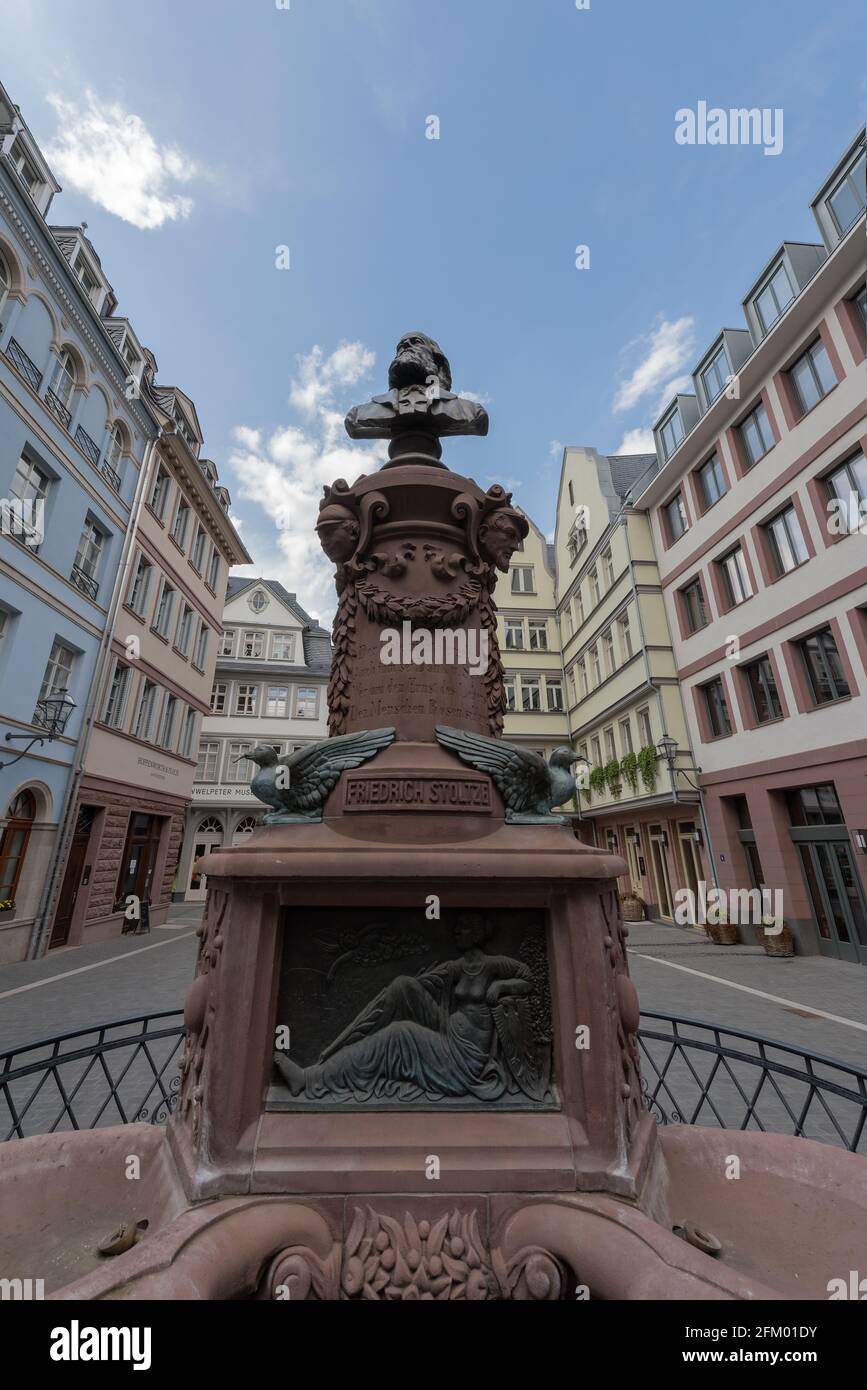 Brunnen und Gebäude in der rekonstruierten Altstadt von Frankfurt, Deutschland Stockfoto