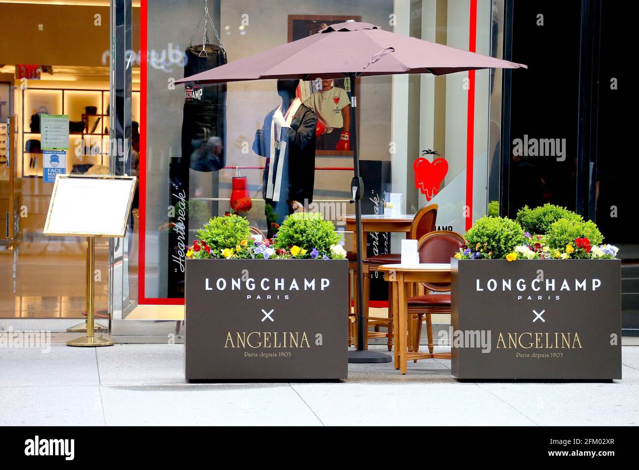 Angelina Paris eröffnet am 4. Mai 2021 eine Pop-up-Terrasse im Longchamp-Store auf der Fifth Avenue in New York, NY. Die 15 Sitzplätze sind täglich von Mai bis Juli geöffnet.Foto von Charles Guerin/ABACAPRESS.COM Stockfoto