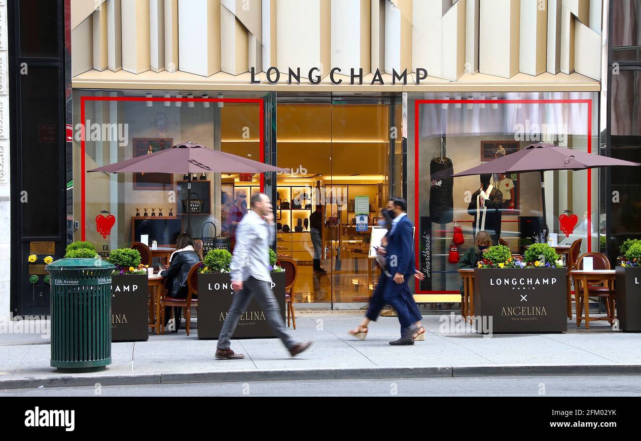 Angelina Paris eröffnet am 4. Mai 2021 eine Pop-up-Terrasse im Longchamp-Store auf der Fifth Avenue in New York, NY. Die 15 Sitzplätze sind täglich von Mai bis Juli geöffnet.Foto von Charles Guerin/ABACAPRESS.COM Stockfoto