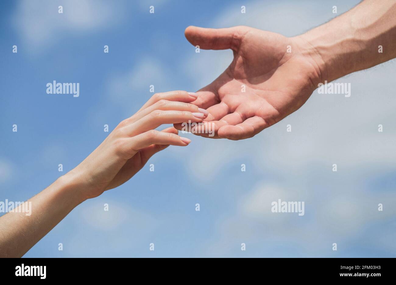 Hnde von Mann und Frau, die sich gegenseitig erreichen, untersttzen.  Solidaritt, Mitgefhl und Nchstenliebe, Rettung. Eine helfende Hand  geben. Hnde von Mann und Frau an Stockfotografie - Alamy