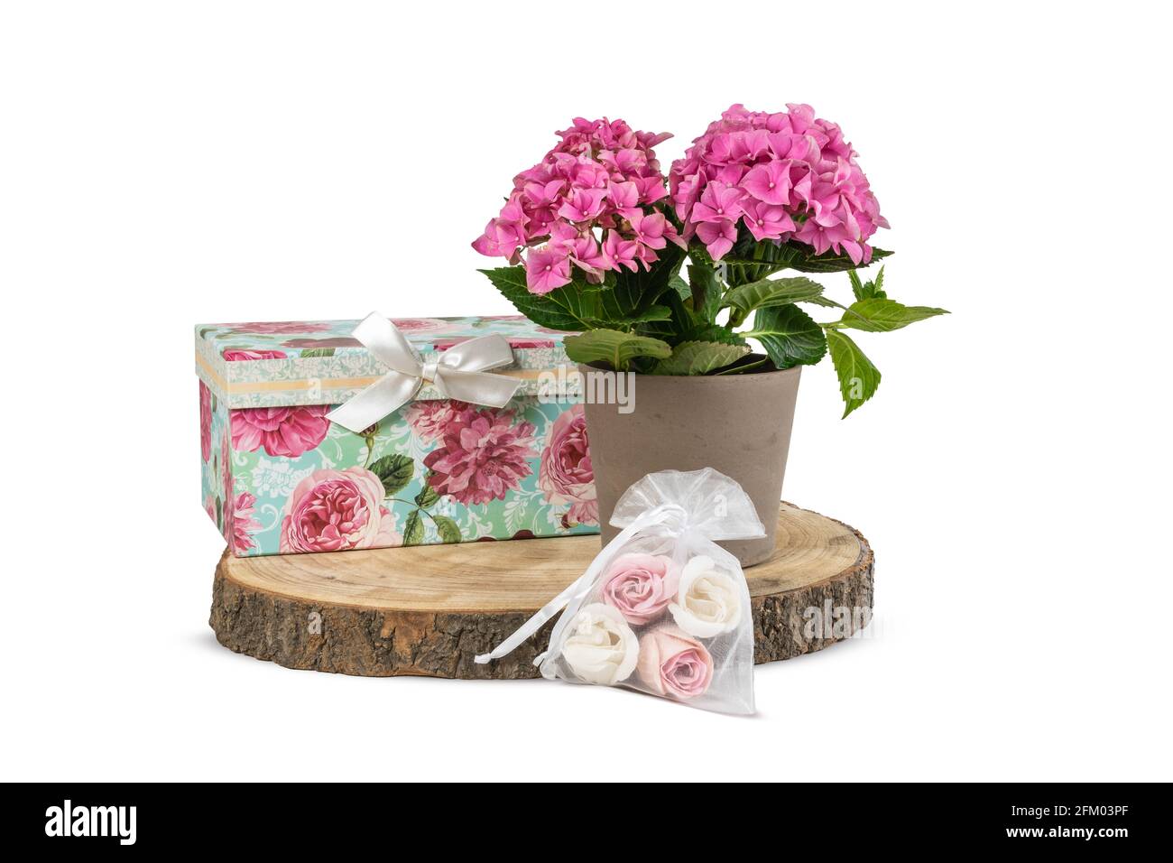 Stillleben mit romantischen Blumengeschenken. Stockfoto