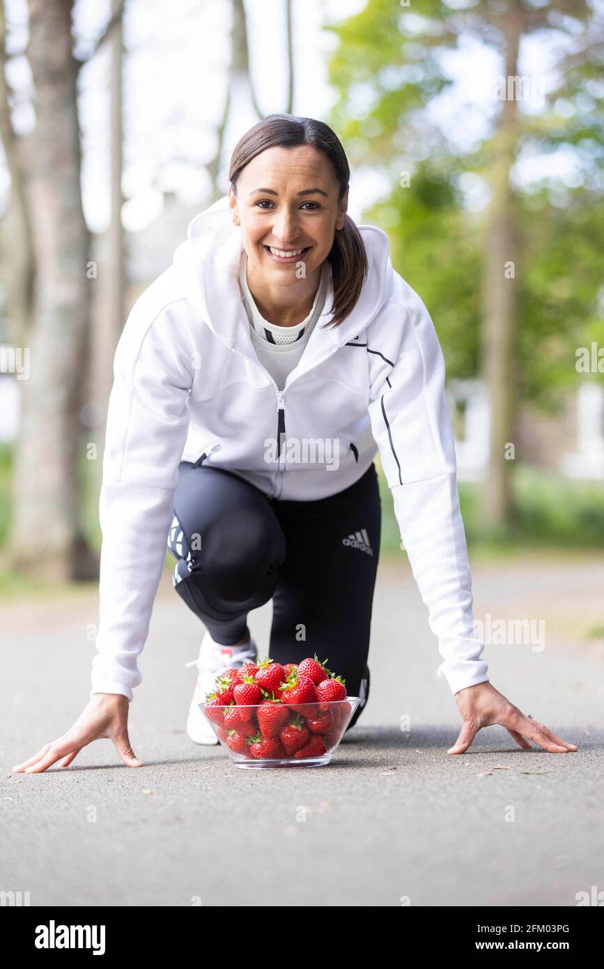 REDAKTIONELLE VERWENDUNG NUR Dame Jessica Ennis-Hill wird als neues Gesicht von Berry Gardens angekündigt??? Premium-Sortiment an Zara-Erdbeeren, süßen Brombeeren von Victoria und Maravilla-Himbeeren, die sie dieses Jahr im Endcliffe Park, Sheffield, zur britischen Beerensaison startet. Ausgabedatum: Mittwoch, 5. Mai 2021. Stockfoto