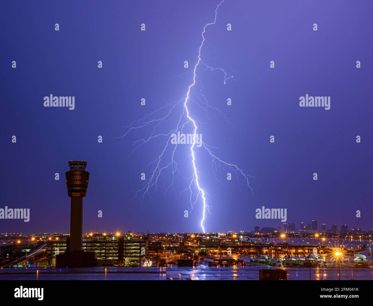 Blitzschlag über Phoenix, Arizona Airport und Skyline Stockfoto