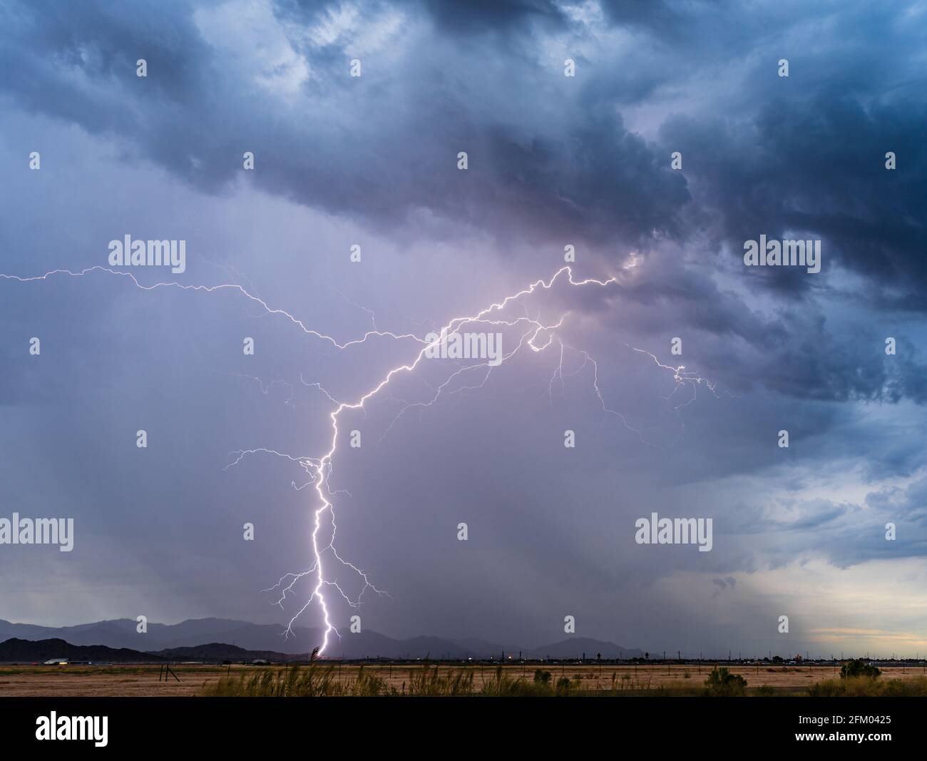 „Blue Hour Monsoon Lightning Strike“ Stockfoto