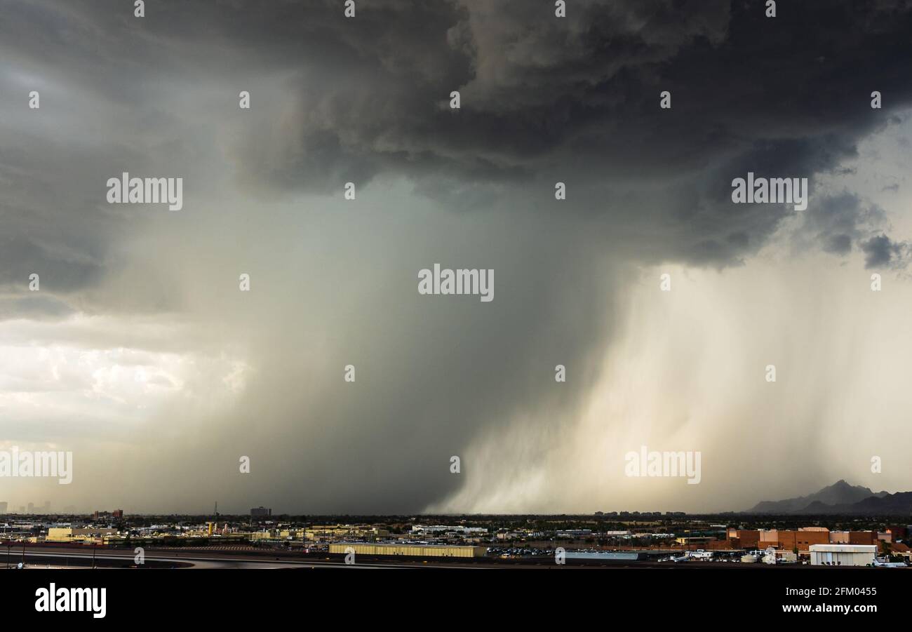 Microburst im Gange über Phoenix, Arizona Stockfoto