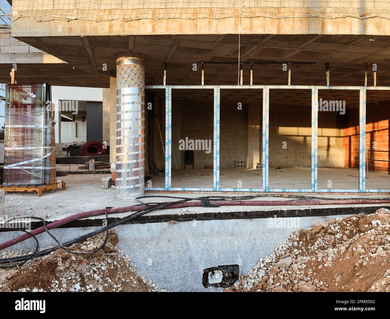 Alicante, Spanien - April, 2021: Gewerbeimmobilien für Investitionen und Nutzung noch nicht fertig gestellt, Rohre und Kommunikation aus Stockfoto