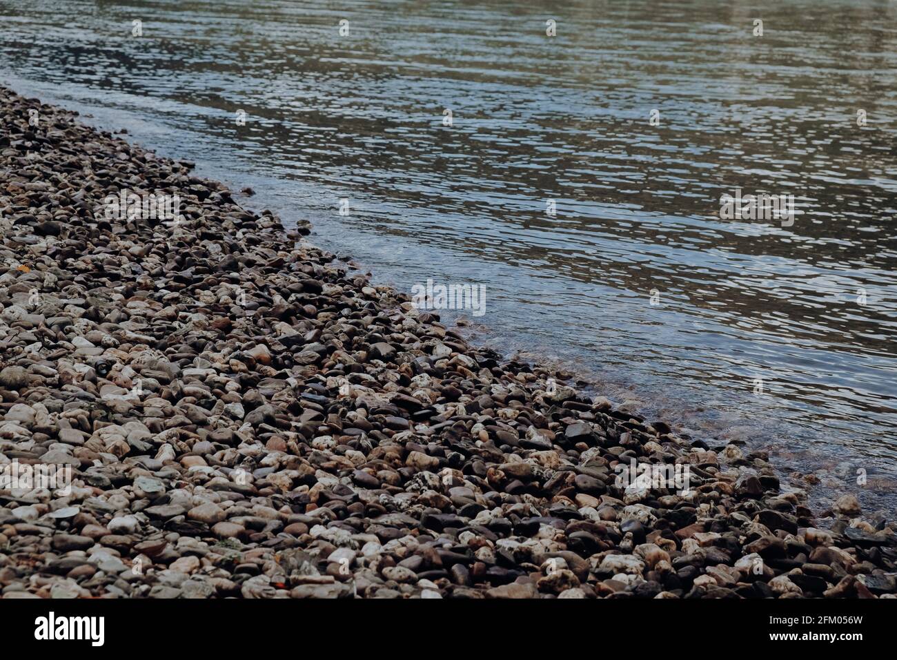 Steinufer am Fluss Stockfoto