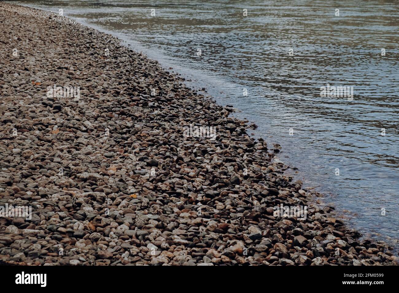 Steinufer am Fluss Stockfoto