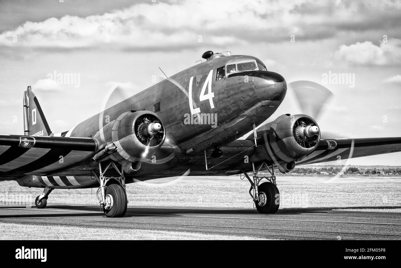 Douglas C-47 mit Triebwerken auf dem Flugplatz Duxford Stockfoto