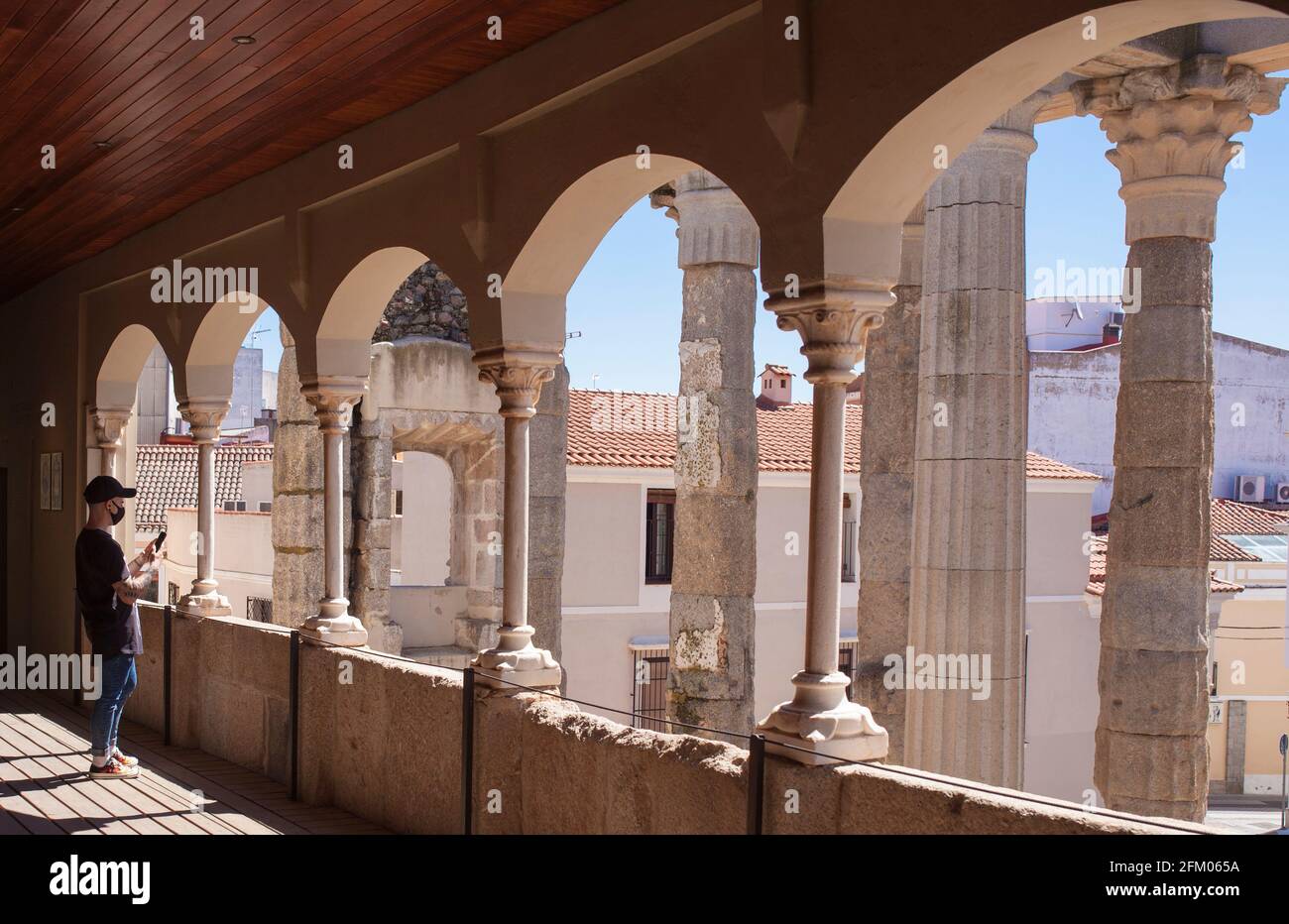 Besucher im Deutungszentrum des Tempels von Diana, Merida, Extremadura, Spanien. Am besten erhaltener römischer Tempel in Spanien Stockfoto