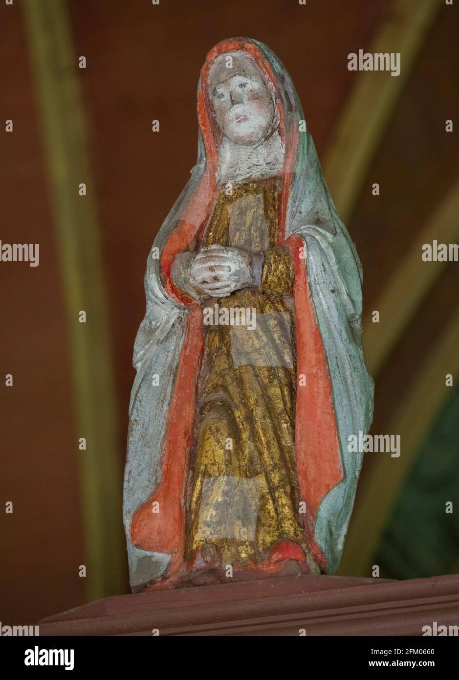 Statue der Jungfrau Maria, Chapelle Saint Adrien (XVI Jahrhundert), 56150 Saint-Barthélemy, Morbihan, Bretagne, Frankreich. Stockfoto