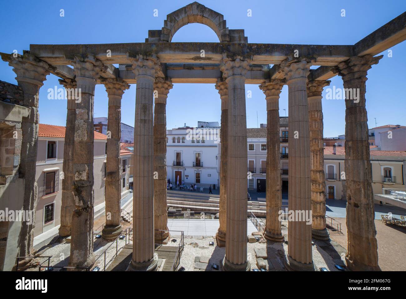 Merida, Spanien - 17. April 2021: Tempel der Diana von der oberen Etage des Interpretationszentrums aus gesehen, Merida, Extremadura, Spanien. Besterhaltener römischer Tempel Stockfoto