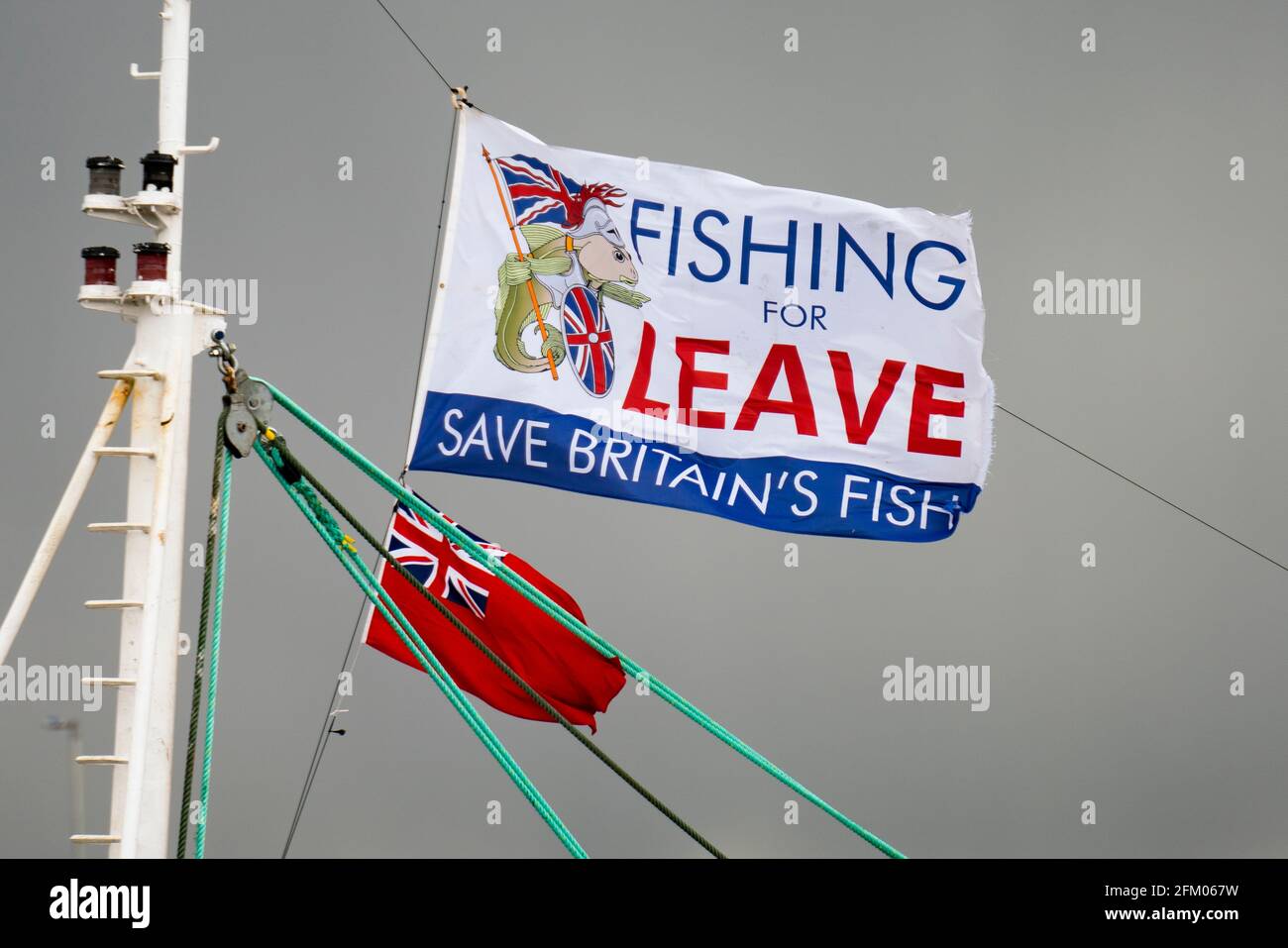 Angeln nach Leave Flag fliegen auf einem Fischerboot in Troon, Schottland. Ziel der Gruppe ist es, die Kontrolle über die britischen Fischereigewässer und die Fischereipolitik wiederherzustellen Stockfoto