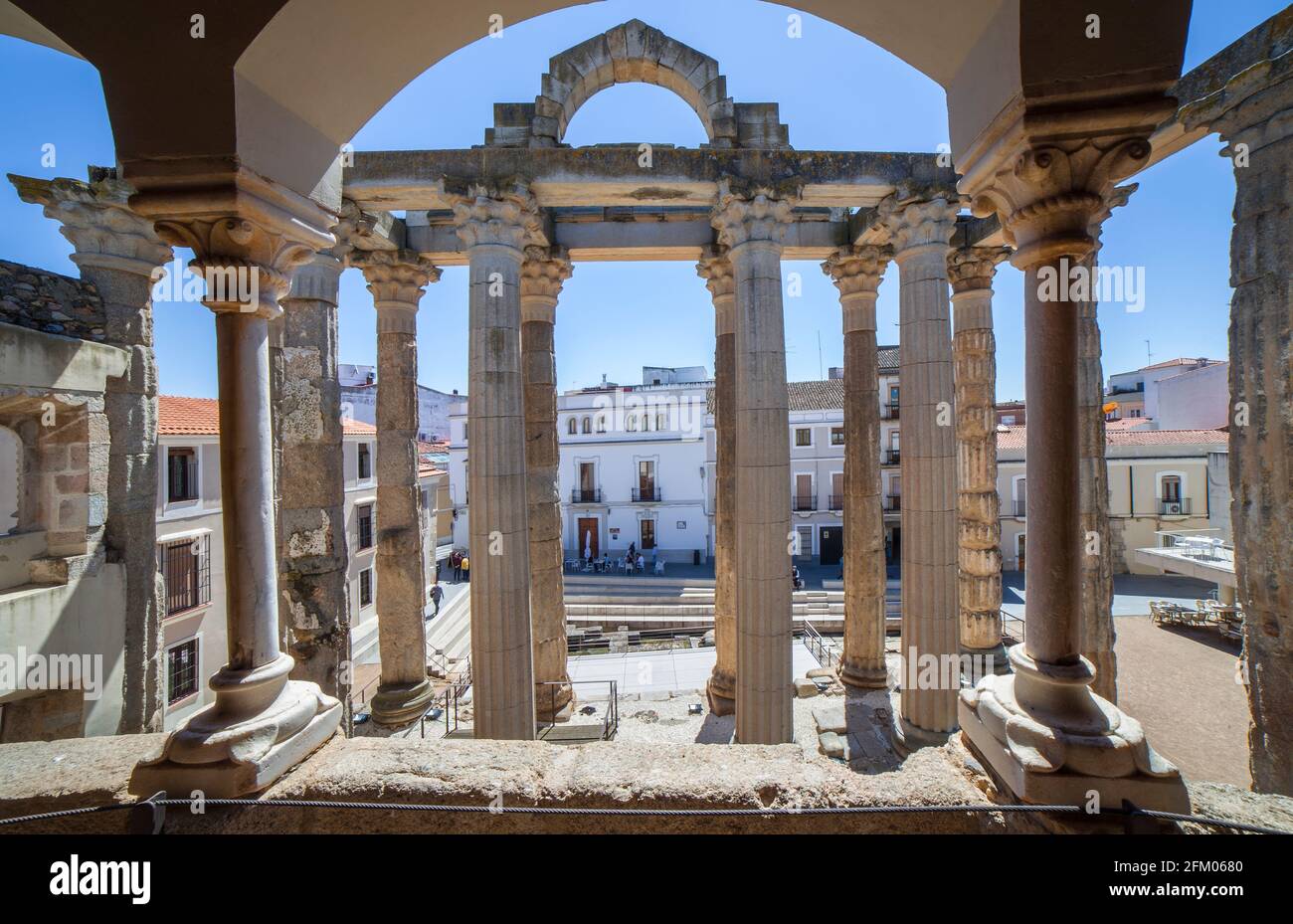 Merida, Spanien - 17. April 2021: Tempel der Diana von der oberen Etage des Interpretationszentrums aus gesehen, Merida, Extremadura, Spanien. Besterhaltener römischer Tempel Stockfoto