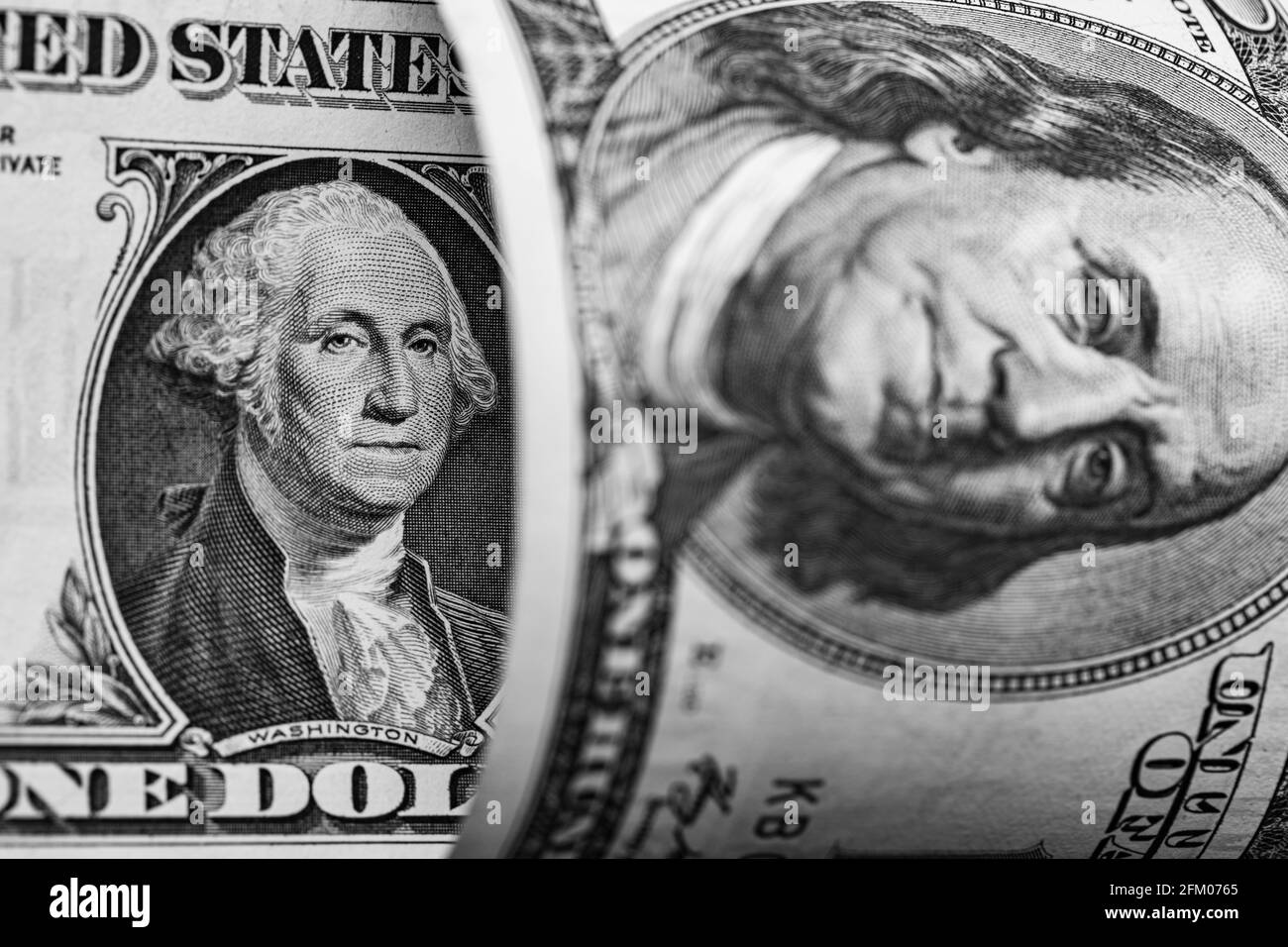 Leicht gerollte 100-Dollar-Banknote über 1-Dollar-Banknote Zweck des Designs Stockfoto